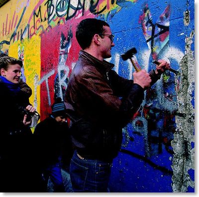 derrubando.o.muro.de.Berlim.jpg